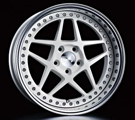 Leon Hardiritt Reise 16x9 — PMD Premier Motoring Development Holiday Sale